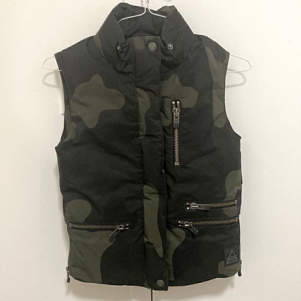 SOS Black Snow Woman’s Goose Down Puffer Ski Vest in Camouflage Print. Size XS.